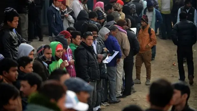 أشخاص يصطفون في طابور