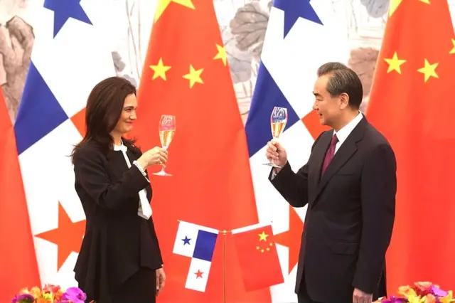 La ministra de Exteriores y vicepresidenta de Panamá, Isabel Saint Malo de Alvarado, brinda con el ministro de Exteriores de China, Wang Yi, tras la firma del acuerdo.