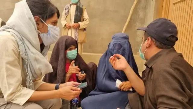 અફઘાન મહિલાઓ સાથે બીબીસીની ટીમ