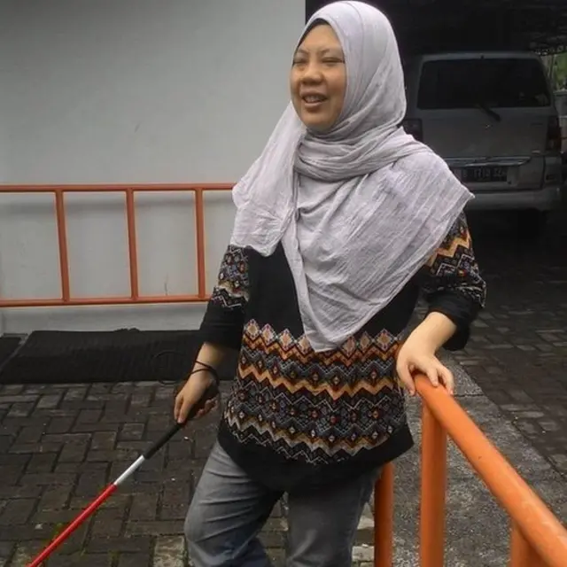 Cheta Nilawaty dan tongkatnya.