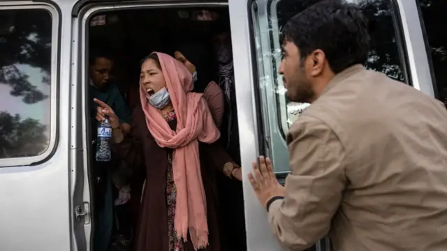 Une femme afghane crie dans un van