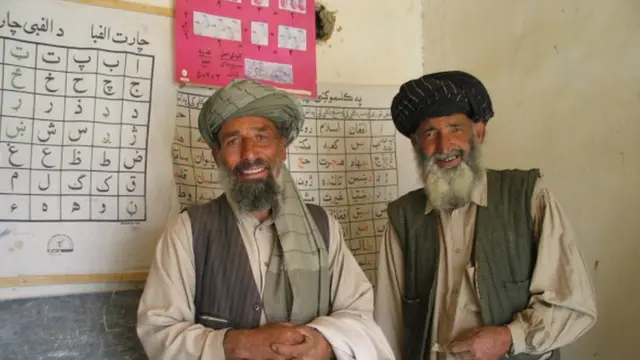 د افغانستان د نورو سیمو په څېر، وردګو ولایت کې د ښوونکو کمښت لویه ستونزه ده