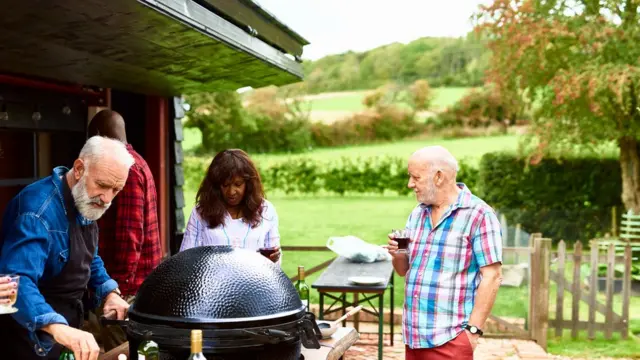 компания в саду около барбекю