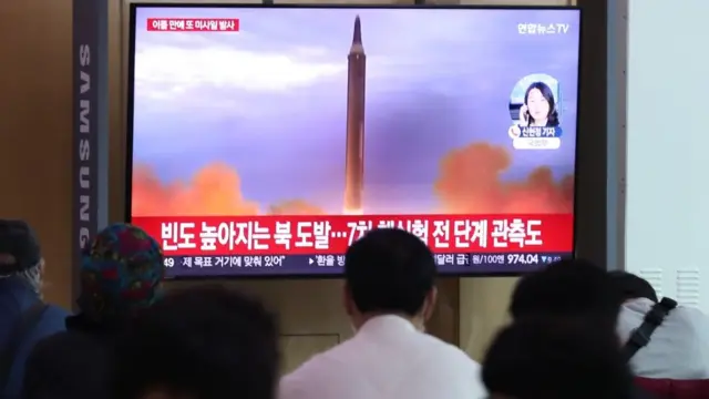 북한이 평양에서 동해상으로 발사한 단거리 탄도미사일(SRBM) 모습