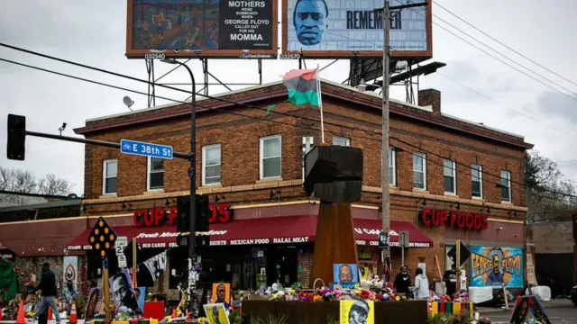 Mémoriaux sur les lieux de l'arrestation et de la mort de George Floyd, à Minneapolis le 8 avril 2021