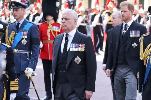 أفراد العائلة المالكة يتبعون نعش الملكة إليزابيث الثانية