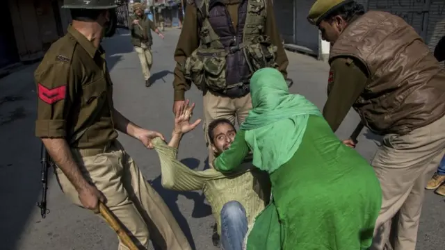 مظاہرین اور انڈین سکیورٹی اہلکار