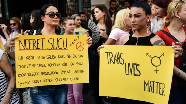 "Trams lives matter" (Transların hayatı önemlidir) pankartı