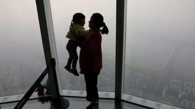 Madre e hijo en ciudad contaminada