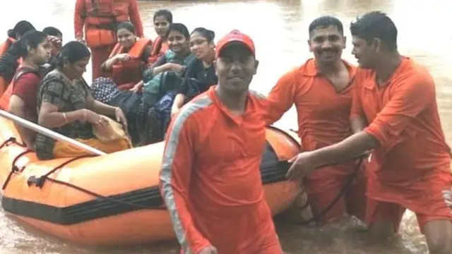 மகாலெட்சுமி எக்ஸ்பிரஸ் ரயில் வெள்ளத்தில் சிக்கியது - 1,050 பேர் மீட்பு