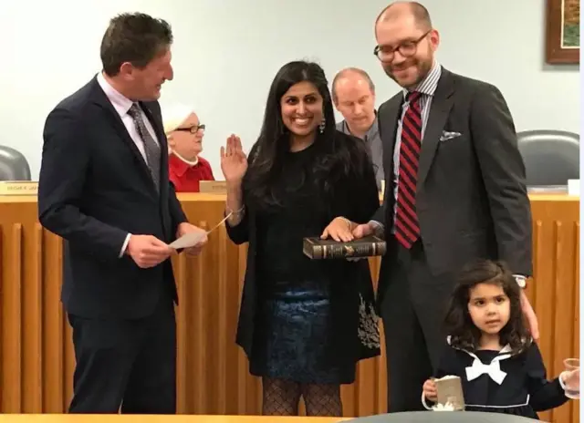 کونسلر منخب ہونے کے بعد حلف کی تصویر