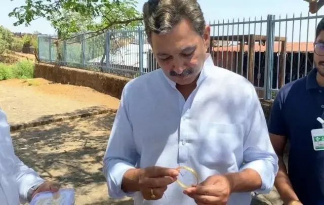 रायगडावर सापडलेली सोन्याची बांगडी पाहताना रायगड प्राधिकरणाचे अध्यक्ष खा. संभाजीराजे छत्रपती