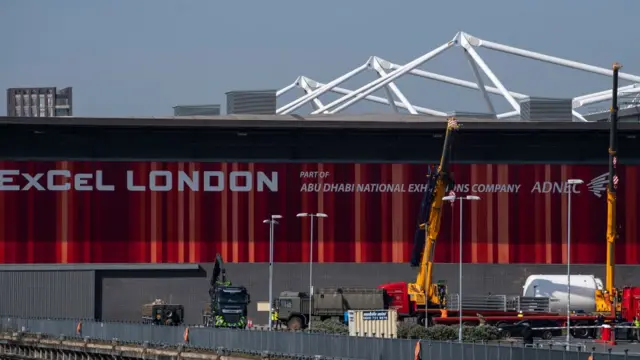 Londra'nın en büyük kongre merkezlerinden biri olan ExCel, 4 bin yatak kapasiteli bir yoğun bakım ünitesine çevriliyor