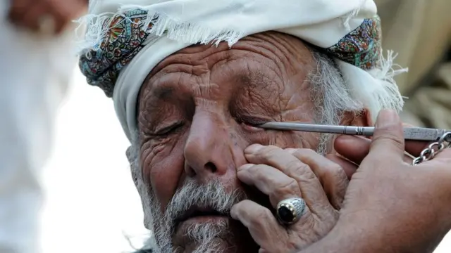 یو بوډا سړی د صنعاء جامع جومات کې له لمانځه وروسته