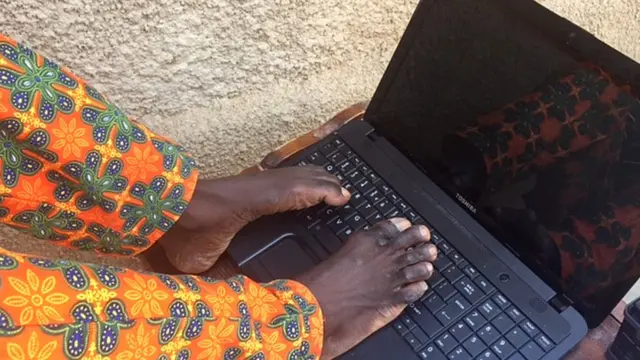 Yarinze yiga amashuri yose adakoresheje amaboko mu kwandika