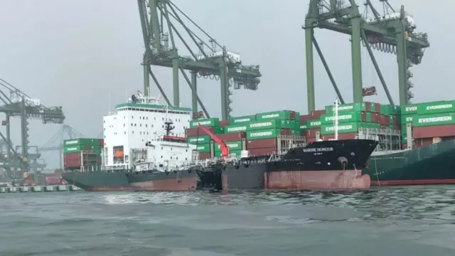 Oštećeno plovilo koje je počelo da ispušta naftu