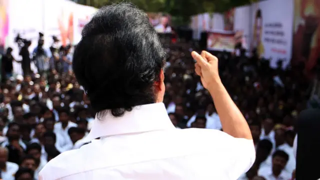 தமிழகத்தில் நடத்தப்பட்ட வேண்டும் என கோரி திமுக செயல் தலைவர் ஸ்டாலின் ஆர்ப்பாட்டம்