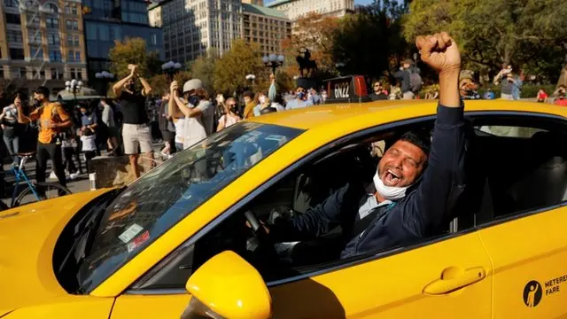 Taxista celebra en Nueva York