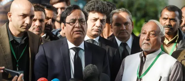 மறு சீராய்வு மனு தள்ளுபடி செய்யப்பட்ட பின்னர், ஊடகங்களிடம் பேசும் அசியா பீபியின் வழங்கறிஞர்.