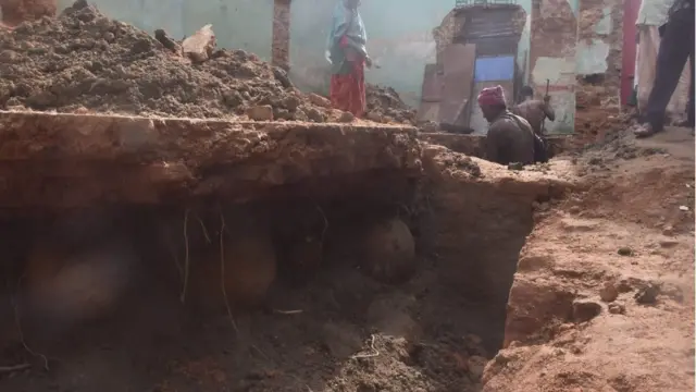 এভাবে মাটির নিচে রয়েছে কলসি