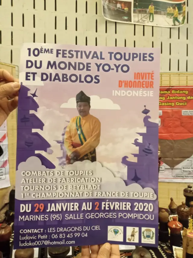 Brosur yang berisi foto Agus MD tentang acara pameran gasing di Prancis.