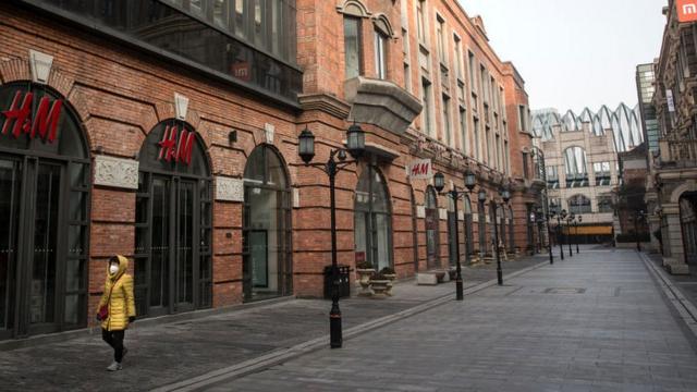 Mulher andando por uma rua desertajogos bet365Wuhanjogos bet365fevereirojogos bet3652020