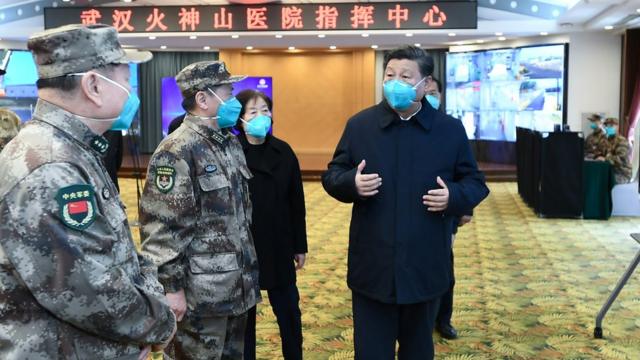 Xi Jinping habla con empleados en un hospital de Wuhan.