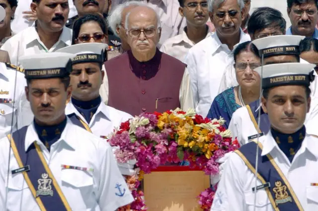 जिन्ना के मकबरे पर लाल कृष्ण आडवाणी