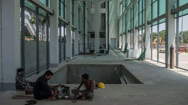 ইয়াঙ্গনে অত্যাধুনিক একটি আন্তর্জাতিক বিমানবন্দর তৈরির কাজ যখন চলছিল। ফাইল ছবি