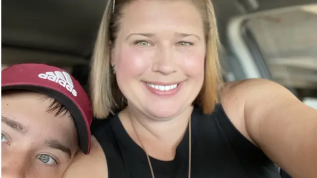 Sarah Loya y su hijo.