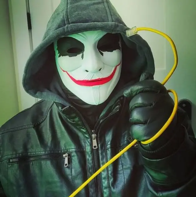 Le Grand Londini tenant un câble internet