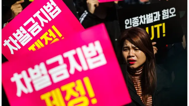 포괄적 차별금지법은 언어, 인종, 국적, 피부색 등을 이유로 차별하는 것을 금지한다