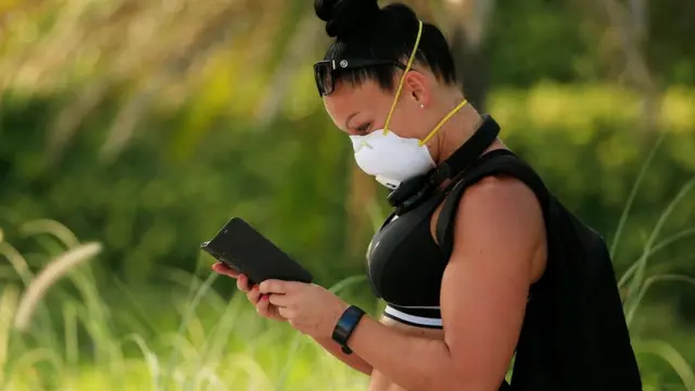 Смартфон дівчина