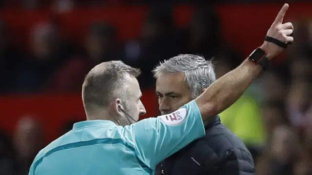 Huấn luyện viên Manchester United Jose Mourinho bị trọng tài Jonathan Moss đuổi, trong trận gặp West Ham United