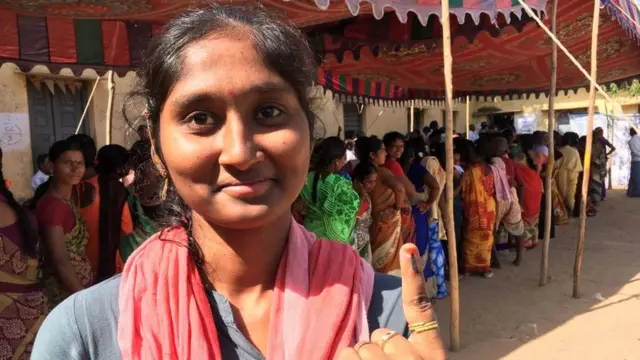 ఓటు వేయడానికి హైదరాబాద్ నుంచి నిజామాబాద్ వచ్చినట్లు తొలిసారి ఓటు వేసిన అనూష బీబీసీకి చెప్పారు.