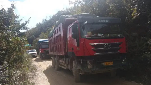 ပန်ဝါက မြေရှားသတ္တုတူးဖော်ရေးလုပ်ငန်းခွင်အနီးက တရုတ်ကုန်တင်ကားများ