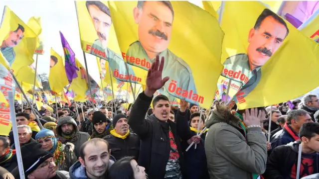 المتظاهرون في كولونيا رافعين صور عبد الله أوجلان وصلاح الدين دمرداش