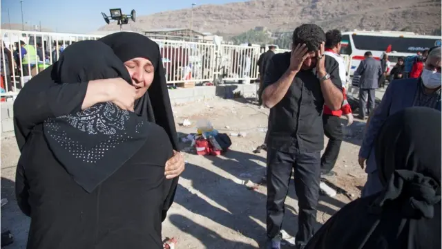 ઈરાન-ઇરાક સરહદ પર ધરતીકંપને કારણે રસ્તા પર ઉતરી આવેલા પીડિતોની તસવીર