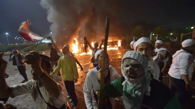 Unjuk rasa yang berlangsung cukup tertib, mulai menjadi rusuh saat memasuki malam.