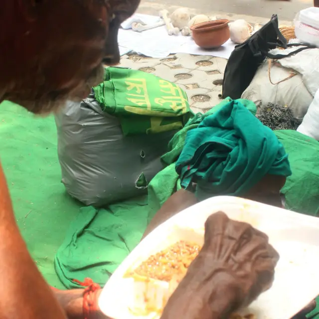 காத்திருப்புக்கு பிறகு கிடைத்த ஒரு வேளை உணவு