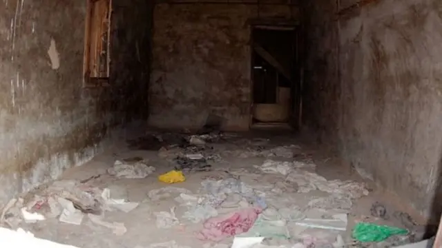 नदीमर्ग में ख़ाली पड़े उस घर की तस्वीर जहां 23 मार्च 2003 को अज्ञात बंदूकधारियों ने 24 कश्मीरी पंडितों की हत्या कर दी थी.