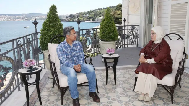 তুর্কী ফার্স্ট লেডির সঙ্গে আলাপচারিতায় ব্যস্ত আমির খান। ১৫ আগস্ট, ২০২০