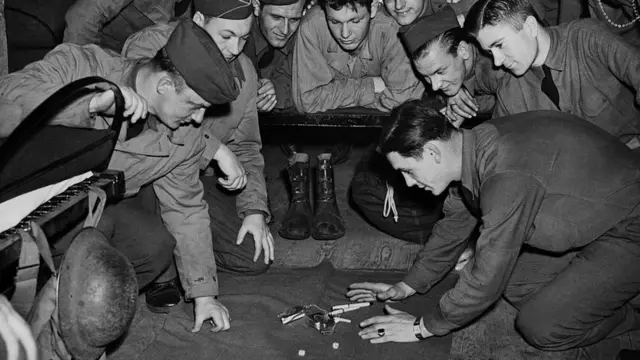 Американці грають у кості на сигарети, Лондон, 1942 рік