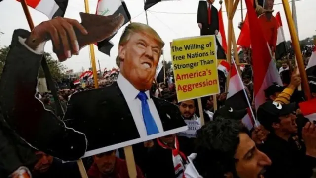 Safaaradda Mareykanka ee Ciraaq oo la weeraray