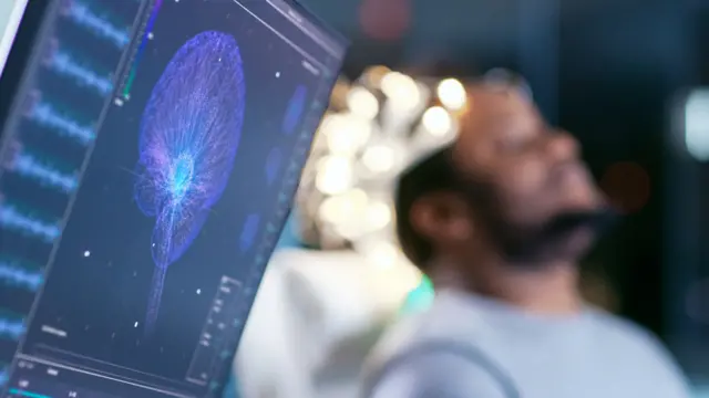 Homem com chips conectando-o a um computador