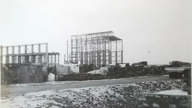 रत्नागिरीजवळ कंपनीने कारखाना उभारण्यास सुरूवातही केली होती.