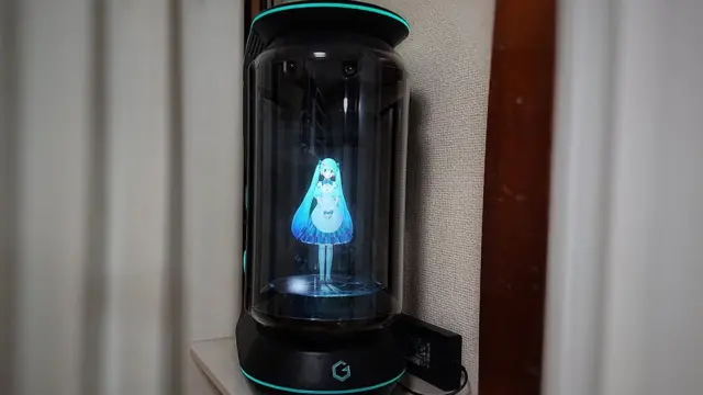 El holograma dentro de su caja