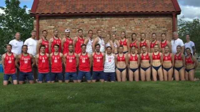 Timealgoritmo apostas desportivashandebolalgoritmo apostas desportivaspraia masculino e feminino da Noruega posam lado a lado para evidenciar a diferença nos uniformes - os homens usam bermuda e camiseta, as mulheres; biquíni