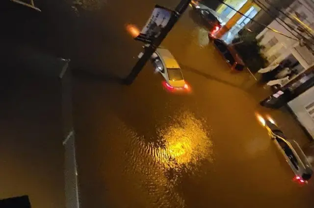 अमेरिका में बारिश से बाढ़ जैसी स्थिति