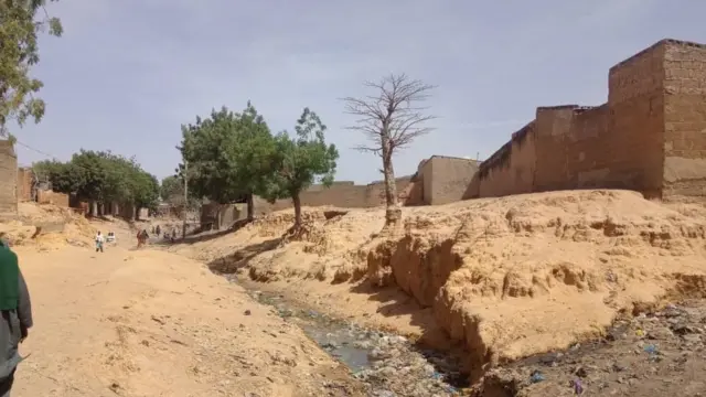 Ruwan wanka da sauran ruwan datti ya samu wajen zama a inda kasa ta zaizaye